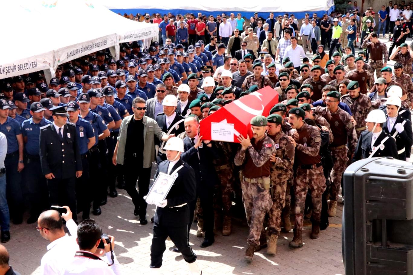 Çatışmada hayatını kaybeden polis için tören düzenlendi